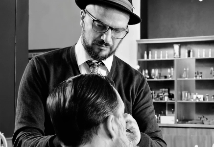 Eddine Belaid teaching professional shaving techniques – Customer course on straight razor shaving, safety razor use, and beard trimming in Switzerland