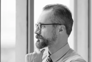 Professional men’s grooming and haircut by Eddine Belaid – Sophisticated beard and hairstyle for a refined look