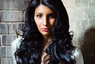 Voluminous curly hairstyle styled by Eddine Belaid – Luxury hair services for bold, full curls in Switzerland