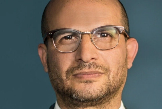 Professional portrait of Eddine Belaid – Renowned hairstylist and creative director known for excellence in hair design and education